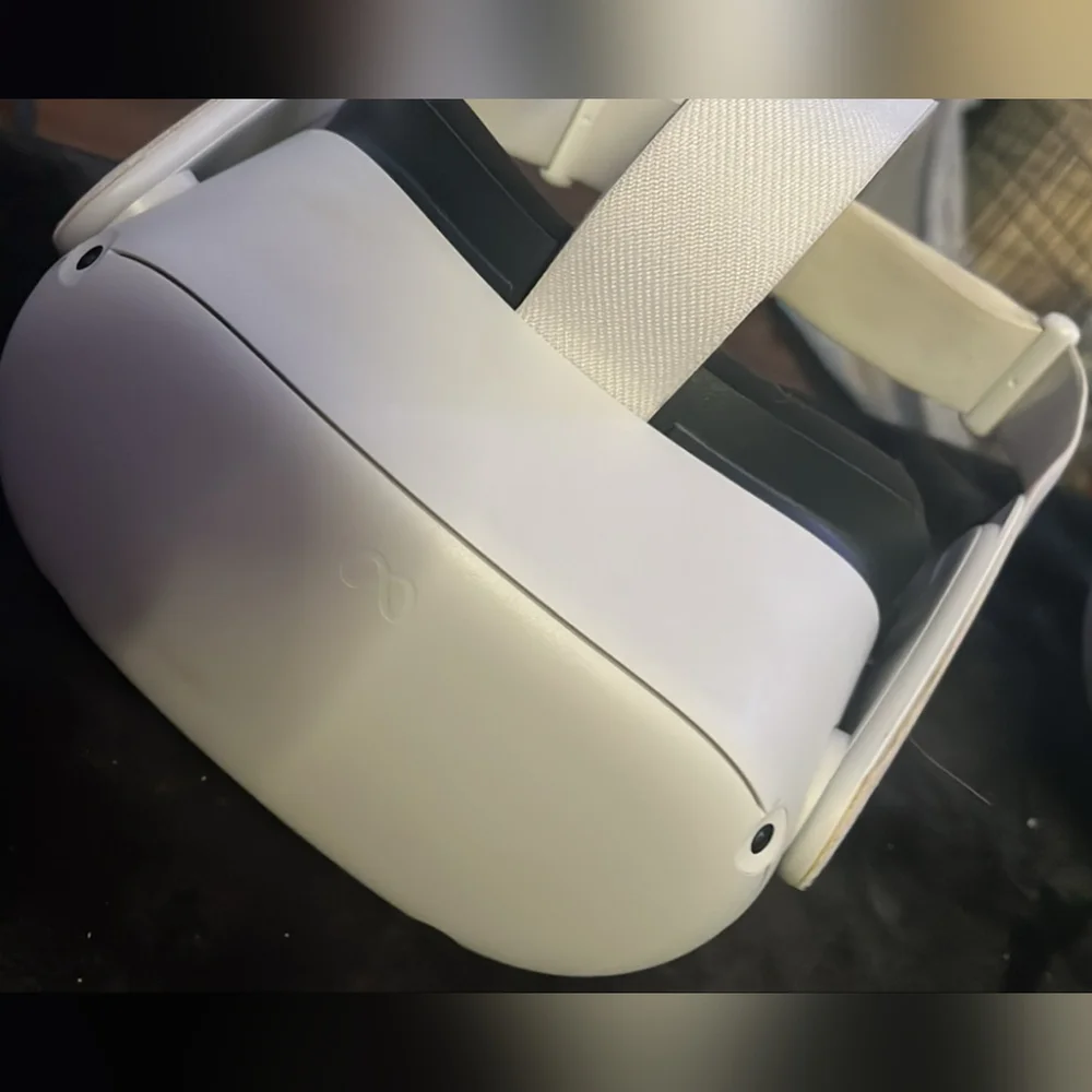 Oculus Quest 2 - White With Black Hand Grips And Grey Case